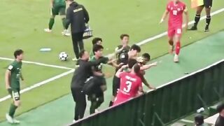 Momen panas terjadi di pinggir lapangan! ????