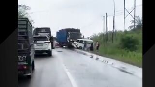 Ada orang kejepit kok gak ada yang bantuin??? ????????????