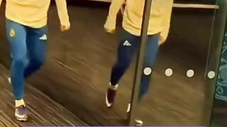 Pemain Real Madrid Menghormati Logo Lawan + Mbappe ????