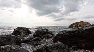 4K Computer Monitor - dramatic coastal waves crashing on rocks | Trending HD Video