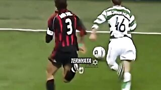 satu striker yang sangat ditakuti paolo maldini