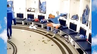 Untung Ga Lempar Pantun - Adobet88