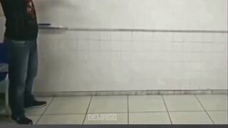 Mengapa benda dengan massa berbeda bisa jatuh dengan percepatan yang sama?