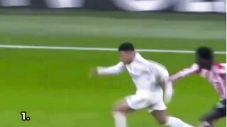 Rekaman ini menangkap momen yang menentukan dari pertandingan berintensitas tinggi di mana serangan kuat jelas melewati batas