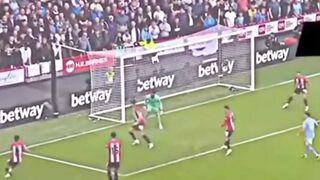 Erling Braut Haaland (lahir 21 Juli 2000 di Leeds, Inggris) adalah seorang penyerang Norwegia yang dikenal karena kekuatannya yang luar biasa,