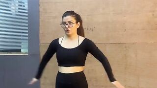 Dikho is larki ko kasy exercise karhi hai