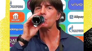 Siapa sangka para bintang bola ini punya reaksi beda-beda pas liat botol sponsor di depannya