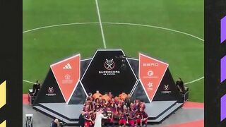 Mbappé yang baru pulih dari cedera juga sempat mendapat tackle keras dari De Jong di sisa laga. Bagaimana menurut kalian?