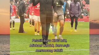 Ini dia pelatih baru King MU, Michael Carrick, baru saja merancang taktik.