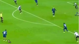 Rekaman ini menangkap momen penting dari pertandingan intensitas tinggi di mana tendangan keras jelas melewati garis dan mengenai jaring gawang