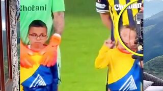 Momen indah Ederson bersama anak maskot ????⚽️