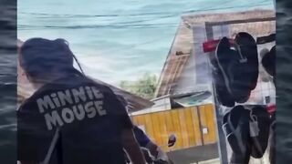 Kadang bantuan datang dari cara yang tak terduga-yang penting selamat #tolong #kebaikan #refleks