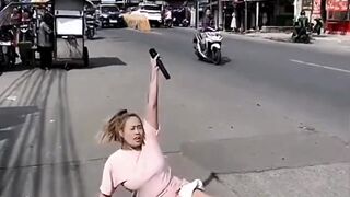 Pinkan Mambo melakukan live tiktok fi pinggir jalan.