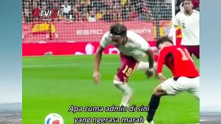 Nggak habis pikir, berjuang buat negaranya tapi malah dibalas rasisme oleh fans sendiri. ????