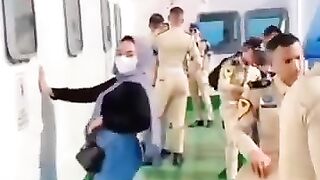 masih ada modelan gini ya wkkwkw