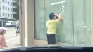 Ada Apa di Dalam Lubang Ini? Hanya Pengunjung yang Tahu