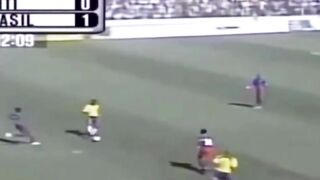 Ronaldinho tidak hanya bermain sepak bola - dia mempesonanya.