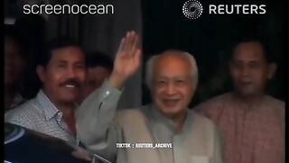 Tatapan singkat Soeharto ke arah kamera,