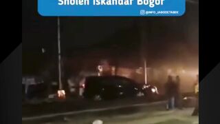 Detik-detik mobil ditabrak kereta commuter line ????????????