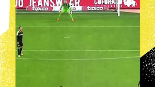 Definisi tendangan bebas yang bikin kiper cuma bisa bengong!