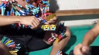 entah udah berapa hari mereka main wkwkw