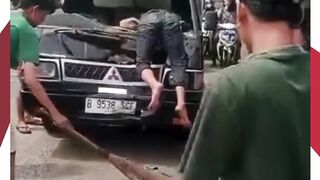 Pemotor Diduga Mabuk Tabrak Mobil Box di Gunung Sindur, Tubuh Tersangkut Kaca.