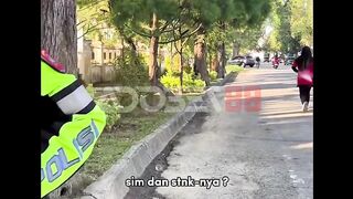 Kebiasaan pak polisi kebawa kemana-mana.