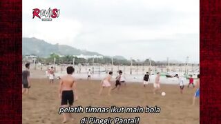 Momen John Herdman main bola di pinggir pantai dengan warga lokal ????