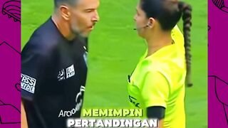 Siapa bilang wasit cuma bisa kasih kartu? ⚽️