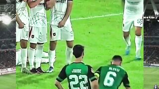 "IQ 200 Free Kick! ????⚽" atau "Strategi Paling Licik!"