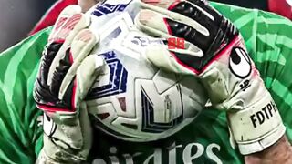 Ternyata 4 pemain ini terlalu jago sampai aturan sepak bola harus diubah!