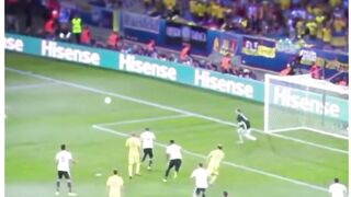 Jérôme Boateng menciptakan salah satu momen pertahanan paling luar biasa di Euro 2016 dalam pertandingan Jerman melawan Ukraina