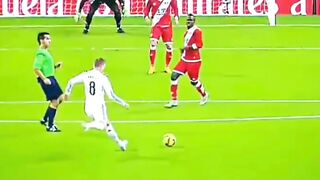 Semua terlihat biasa… sampai bola itu masuk.