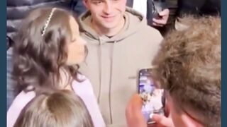 Saat para fans wanita mencoba peruntungannya