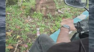 "Kasih bunga pakai kaki dari depan ke belakang? Romantis level absurd! ???????? #CintaUnik #HumorRomantis #BungaAntiMainstream"