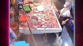 Akhirnya, seorang wanita pencuri daging ayam tertangkap