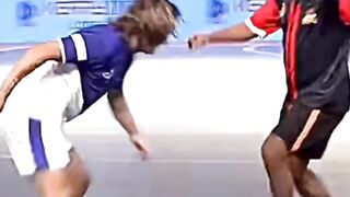 Saksikan Ronaldinho memukau di futsal! Sentuhan ajaibnya mengubah permainan menjadi seni.
