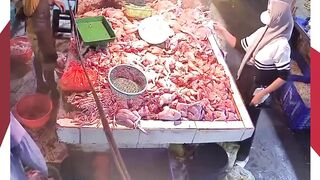 AKHIRNYA TERTANGKAP! Wanita Pencuri Daging Ayam Resahkan Pedagang, Modusnya Bikin Geleng Kepala