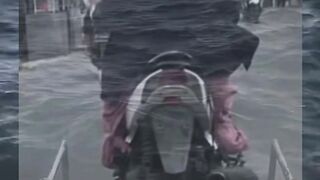 Emak level dewa: naik motor sampai knalpot copot, tetap ngegas! ???? #EmakGokil #KnalpotTerbang #LOL