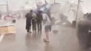 Terjadi angin kercang disertai hujan deras di daerah Gading Serpong, Tangerang. Minggu 5 April 2026 2