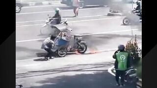 Insiden Becak Motor Terbakar di Jalan Laksda Adisucipto Yogyakarta, Warga Berjibaku Padamkan Api