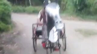 Kakek ini kuda kudaan viral