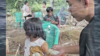 Mulut adek size XS, disuapin porsi kakak size XXL ???? sekali hap nyasar ke pipi semua! #lucu #anak #ngakak