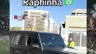 Raphinha mirip Bad Bunny usai balik dari cederanya ????????