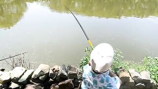 Anak kecil mancing dapet ikan viral