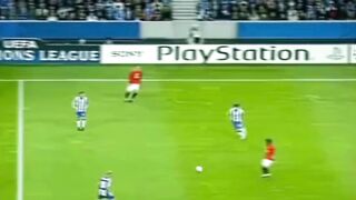 Di tengah lapangan, jauh dari kotak penalti, Cristiano Ronaldo menguasai bola. Semua lawan menutup ruang