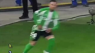 Rekaman ini menangkap momen krusial dari pertandingan berintensitas