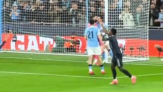 Wasit nggak pakai ragu langsung tunjuk titik putih dan kasih kartu merah! ????????