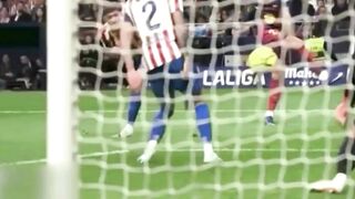 Robert Lewandowski mencetak gol kemenangan ke gawang Atlético 2