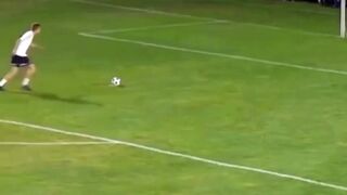 Dalam adu penalti, Sterling menyelamatkan tendangan lawan dengan wajahnya 2